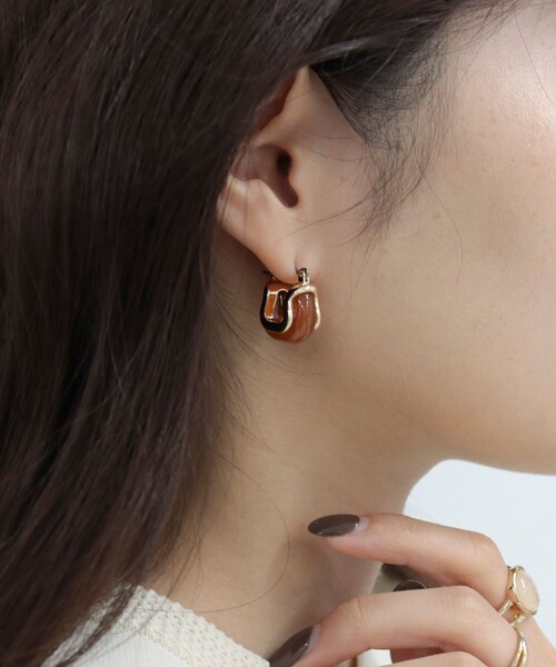 fredy emue（フレディエミュ）の「フェイクストーンスクエアピアス（ピアス（両耳用）・レディース・ベージュ/ライトグレー/ブラウン・FREE）」の2枚目の写真