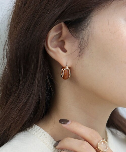 fredy emue（フレディエミュ）の「フェイクストーンスクエアピアス（ピアス（両耳用）・レディース・ベージュ/ライトグレー/ブラウン・FREE）」の6枚目の写真