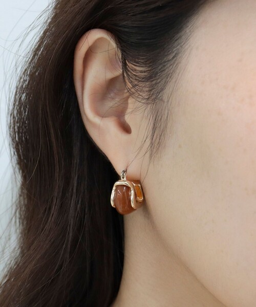 fredy emue（フレディエミュ）の「フェイクストーンスクエアピアス（ピアス（両耳用）・レディース・ベージュ/ライトグレー/ブラウン・FREE）」の7枚目の写真