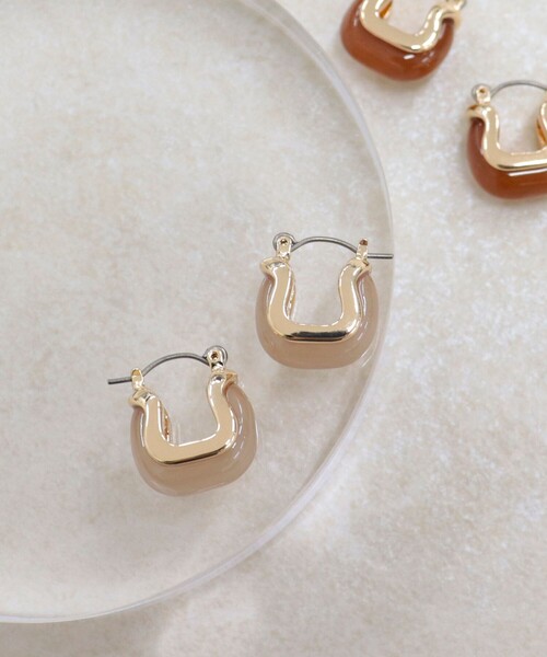 fredy emue（フレディエミュ）の「フェイクストーンスクエアピアス（ピアス（両耳用）・レディース・ベージュ/ライトグレー/ブラウン・FREE）」の8枚目の写真