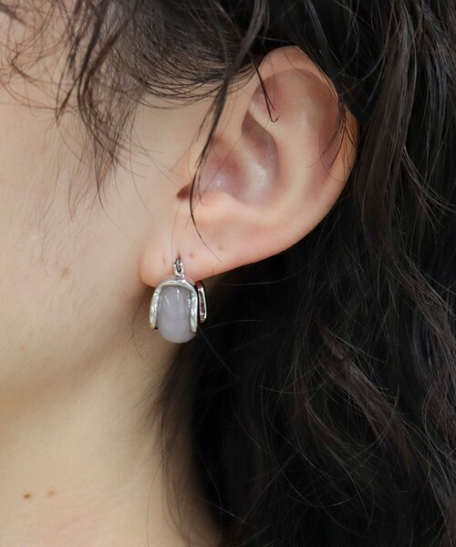 fredy emue（フレディエミュ）の「フェイクストーンスクエアピアス（ピアス（両耳用）・レディース・ベージュ/ライトグレー/ブラウン・FREE）」の9枚目の写真