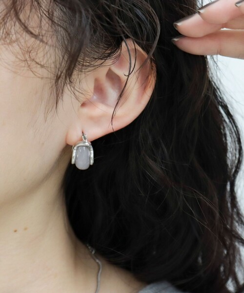 fredy emue（フレディエミュ）の「フェイクストーンスクエアピアス（ピアス（両耳用）・レディース・ベージュ/ライトグレー/ブラウン・FREE）」の10枚目の写真