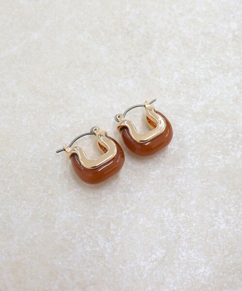 fredy emue（フレディエミュ）の「フェイクストーンスクエアピアス（ピアス（両耳用）・レディース・ベージュ/ライトグレー/ブラウン・FREE）」の4枚目の写真