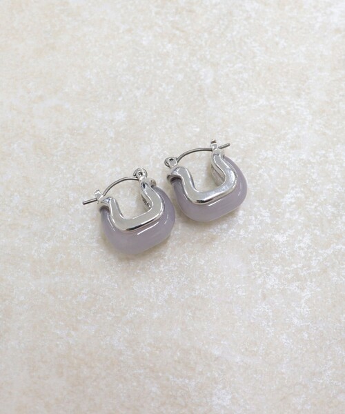 fredy emue（フレディエミュ）の「フェイクストーンスクエアピアス（ピアス（両耳用）・レディース・ベージュ/ライトグレー/ブラウン・FREE）」の5枚目の写真