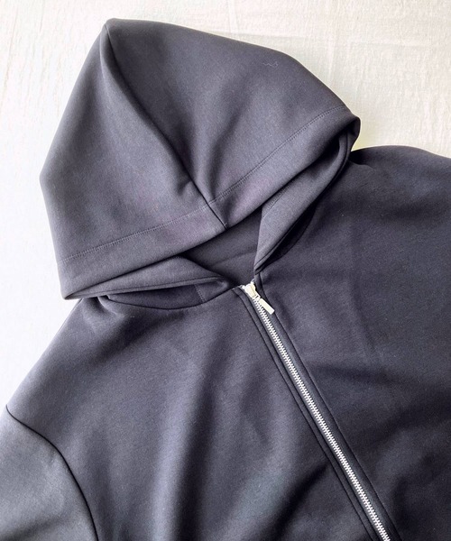 Q(キュー)の「ダンボールZIPパーカー(パーカー・レディース・ブラック/バーガンディー・MEDIUM)」の3枚目の写真