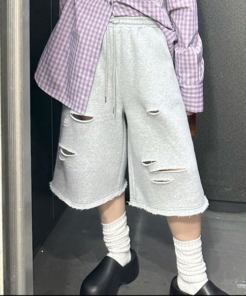 Alley Tokyo(アリートーキョー)の「【セットアップで着られる】ダメージいっぱいゆるめスウェットハーフパンツ(スウェットパンツ・レディース・グレー/スミクロ・FREE)」の3枚目の写真