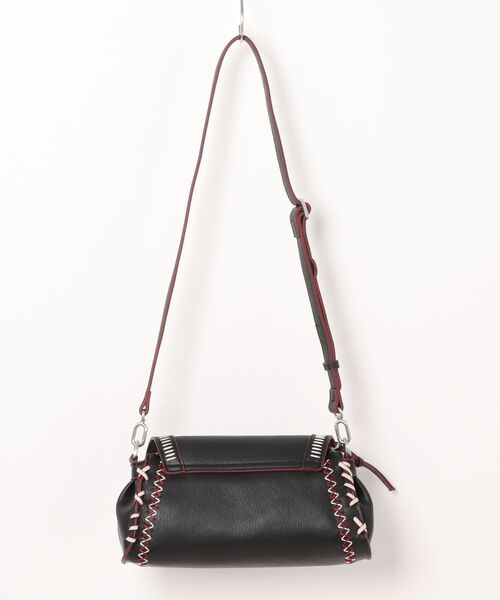 Desigual（デシグアル）の「ミディアムサイズのステッチ入りレザー風バッグ（ショルダーバッグ・レディース・ブラック・FREE）」の2枚目の写真