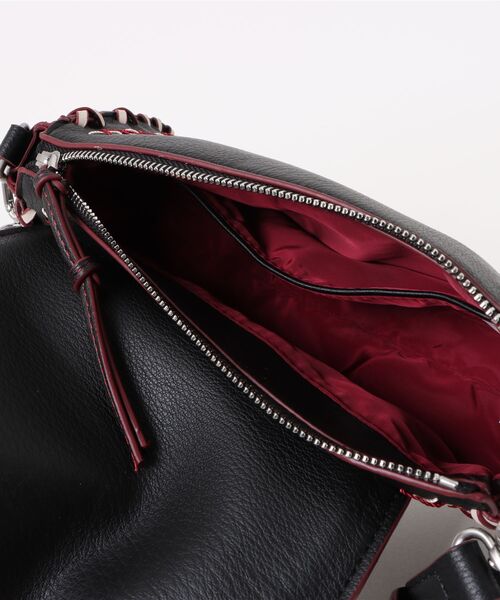 Desigual（デシグアル）の「ミディアムサイズのステッチ入りレザー風バッグ（ショルダーバッグ・レディース・ブラック・FREE）」の4枚目の写真