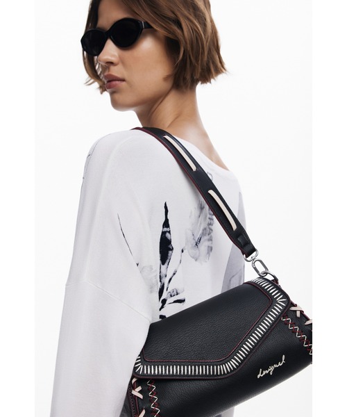 Desigual（デシグアル）の「ミディアムサイズのステッチ入りレザー風バッグ（ショルダーバッグ・レディース・ブラック・FREE）」の10枚目の写真