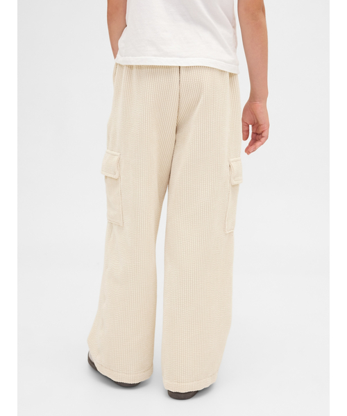 GAP（ギャップ）の「コーデュロイ ワイド カーゴパンツ (キッズ)（カーゴパンツ・キッズ・ベージュ・130cm/120cm/110cm/160cm/150cm/140cm）」の4枚目の写真