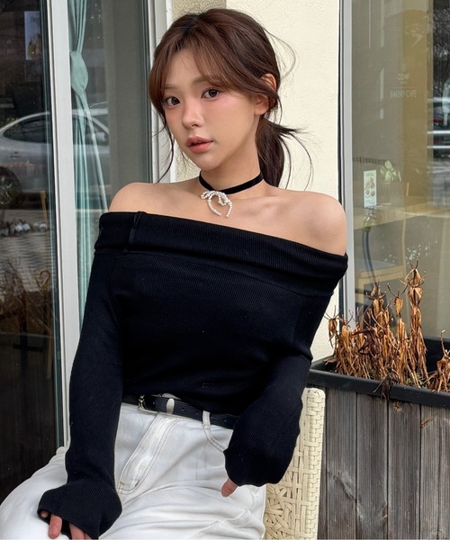 Vini（ヴィニ）の「シャーリング オフショルダー 長袖トップス（Tシャツ/カットソー・レディース・ブラック/ホワイト/ダークグレー・FREE）」の2枚目の写真