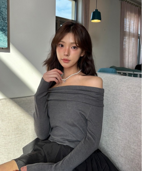 Vini（ヴィニ）の「シャーリング オフショルダー 長袖トップス（Tシャツ/カットソー・レディース・ブラック/ホワイト/ダークグレー・FREE）」の22枚目の写真