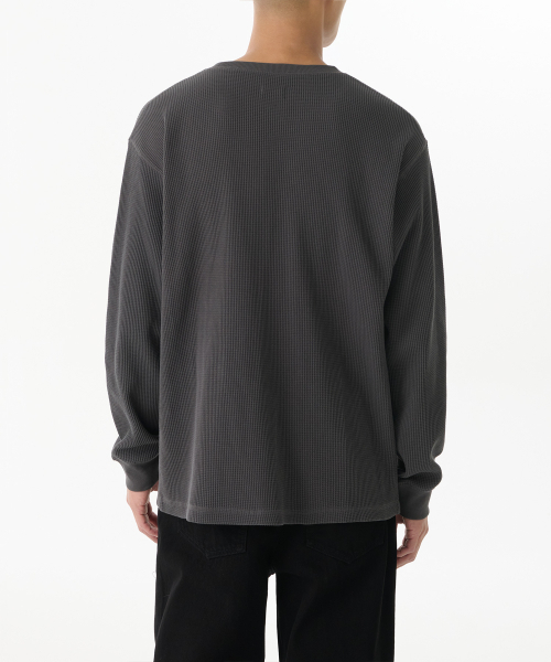 MUSINSA STANDARD（ムシンサスタンダード）の「ワッフルリラックスクルーネック長袖Tシャツ [ダークグレー]（Tシャツ/カットソー・メンズ・その他・SMALL/MEDIUM/LARGE/X-LARGE/XX-LARGE/XXX-LARGE）」の2枚目の写真