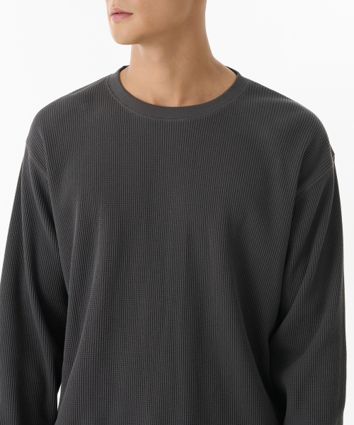 MUSINSA STANDARD（ムシンサスタンダード）の「ワッフルリラックスクルーネック長袖Tシャツ [ダークグレー]（Tシャツ/カットソー・メンズ・その他・SMALL/MEDIUM/LARGE/X-LARGE/XX-LARGE/XXX-LARGE）」の3枚目の写真