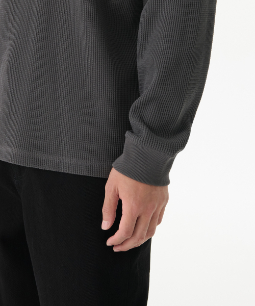 MUSINSA STANDARD（ムシンサスタンダード）の「ワッフルリラックスクルーネック長袖Tシャツ [ダークグレー]（Tシャツ/カットソー・メンズ・その他・SMALL/MEDIUM/LARGE/X-LARGE/XX-LARGE/XXX-LARGE）」の4枚目の写真