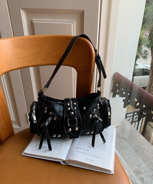 y2k レザー調　ショルダーバッグ　スタッズ セール】Y2K スタッズショルダーバッグ（ショルダーバッグ）｜gossip