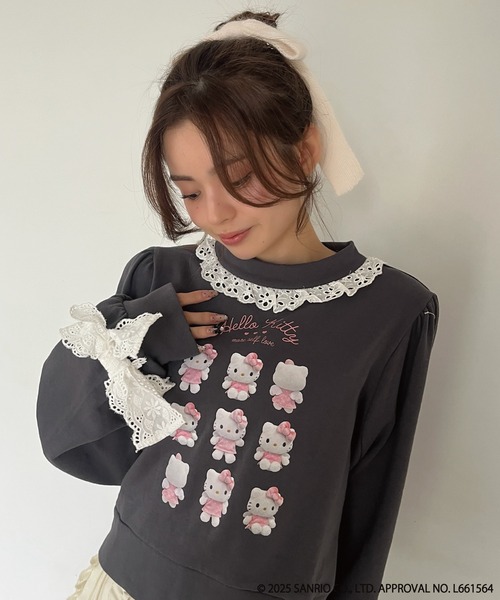 sanrio(サンリオ)の「ANGEL【HELLO KITTY】 ENCYCLOPEDIA FRILL SWEAT(スウェット・レディース・グレー×サックスブルー/グレー×ピンク/オフホワイト/ブラック系・FREE)」の9枚目の写真