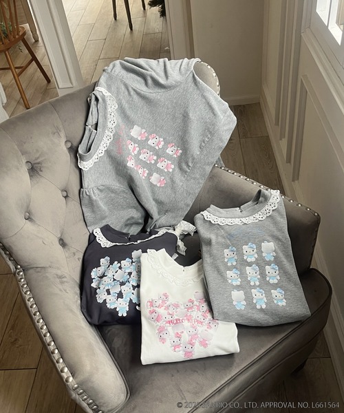 sanrio(サンリオ)の「ANGEL【HELLO KITTY】 ENCYCLOPEDIA FRILL SWEAT(スウェット・レディース・グレー×サックスブルー/グレー×ピンク/オフホワイト/ブラック系・FREE)」の18枚目の写真
