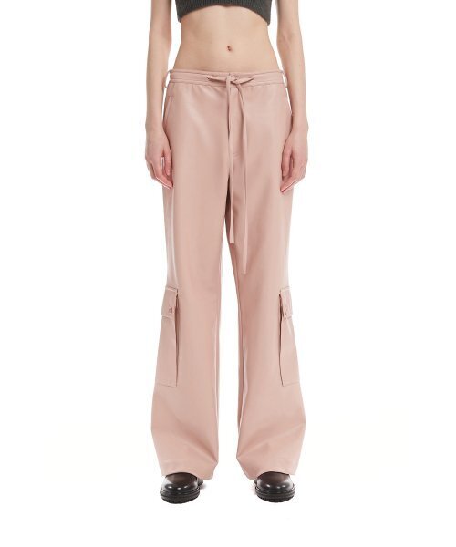 TRUNK PROJECT(トランクプロジェクト)の「Pink Faux-Leather Cargo Pants(その他パンツ・レディース・ピンク・SMALL/X-SMALL)」の1枚目の写真