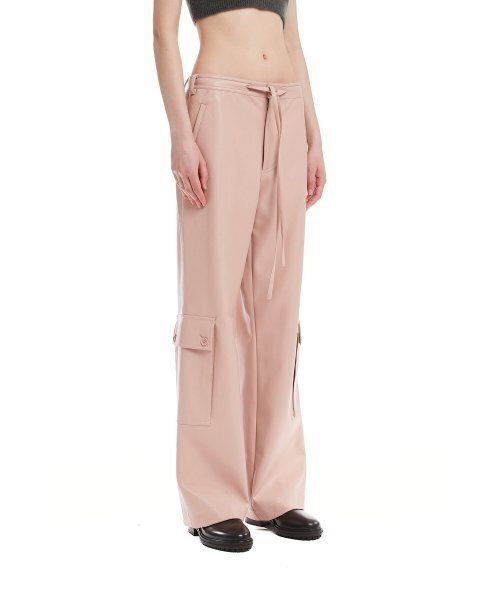 TRUNK PROJECT(トランクプロジェクト)の「Pink Faux-Leather Cargo Pants(その他パンツ・レディース・ピンク・SMALL/X-SMALL)」の2枚目の写真