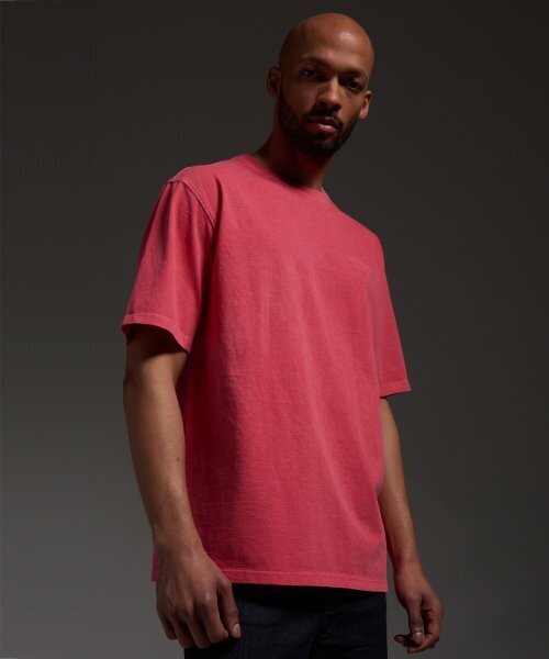 ICONOGRAPHY（アイコノグラフィー）の「ピグメントタイポグラフィDCPK（Tシャツ/カットソー・メンズ・ピンク・LARGE）」の2枚目の写真