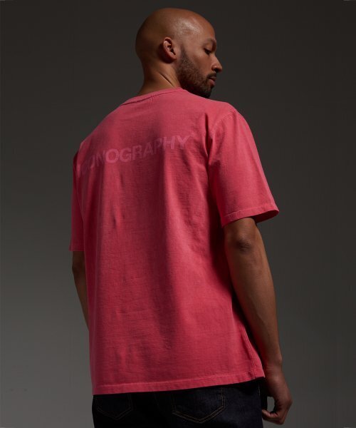 ICONOGRAPHY（アイコノグラフィー）の「ピグメントタイポグラフィDCPK（Tシャツ/カットソー・メンズ・ピンク・LARGE）」の3枚目の写真