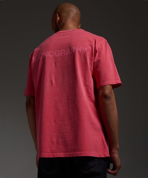 ICONOGRAPHY（アイコノグラフィー）の「ピグメントタイポグラフィDCPK（Tシャツ/カットソー・メンズ・ピンク・LARGE）」の4枚目の写真