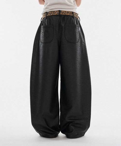 WISH FOR EVER(ウィッシュフォーエバー)の「【 3size 】MAD FAUX LEATHER DRAW CODE WIDE CURVE PANTS(その他パンツ・メンズ・ブラック・SMALL/MEDIUM/LARGE)」の12枚目の写真