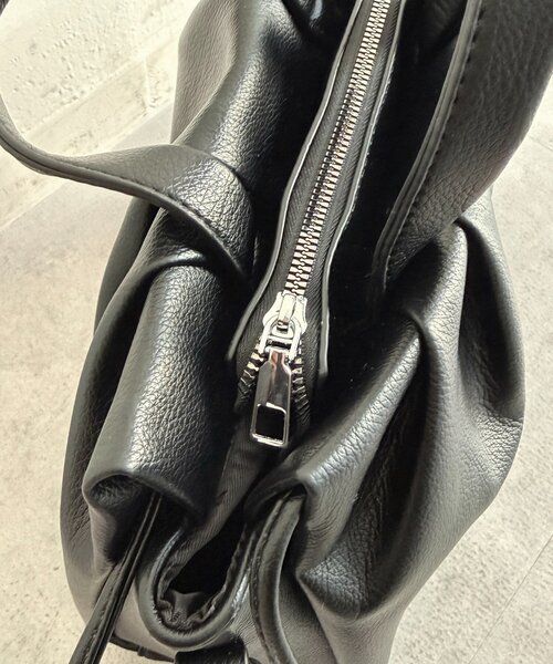 Chez toi（シェトワ）の「合皮タックショルダーBAG（ショルダーバッグ・レディース・ブラウン/ブラック・FREE）」の7枚目の写真