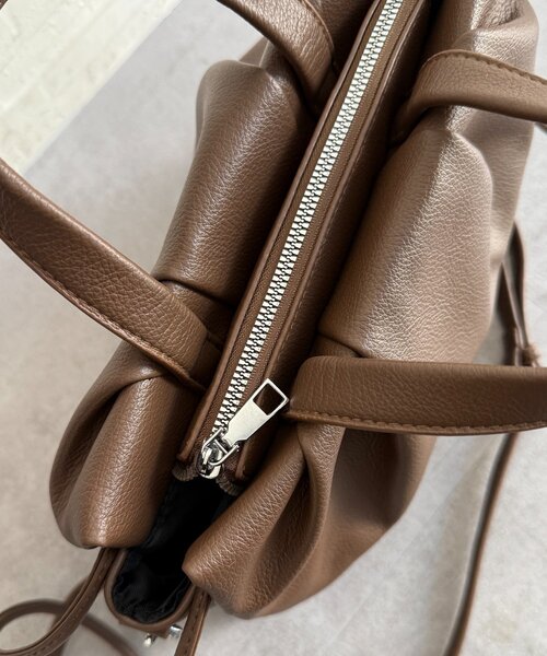Chez toi（シェトワ）の「合皮タックショルダーBAG（ショルダーバッグ・レディース・ブラウン/ブラック・FREE）」の12枚目の写真