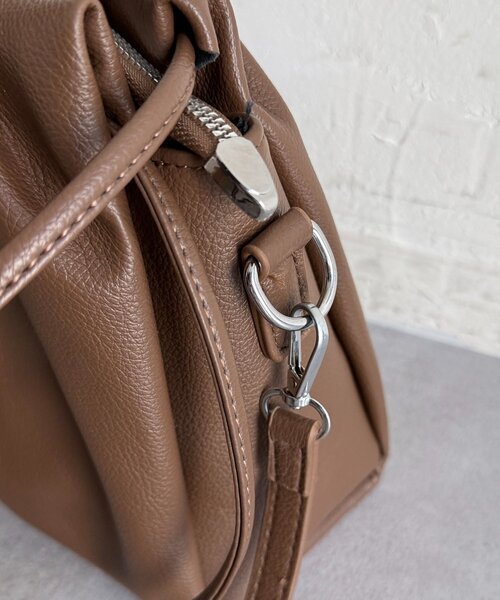 Chez toi（シェトワ）の「合皮タックショルダーBAG（ショルダーバッグ・レディース・ブラウン/ブラック・FREE）」の14枚目の写真