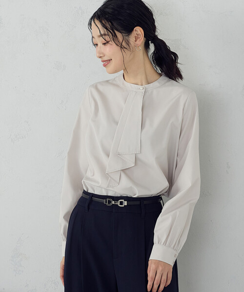 COMME CA ISM(コムサイズム)の「【宮城舞さん着用】ボウタイ風 ブラウス(シャツ/ブラウス・レディース・グレー/ホワイト/ネイビー・LARGE/MEDIUM)」の2枚目の写真