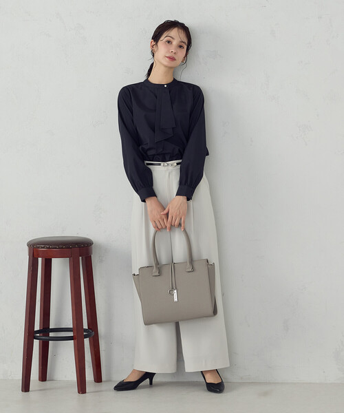 COMME CA ISM(コムサイズム)の「【宮城舞さん着用】ボウタイ風 ブラウス(シャツ/ブラウス・レディース・グレー/ホワイト/ネイビー・LARGE/MEDIUM)」の10枚目の写真