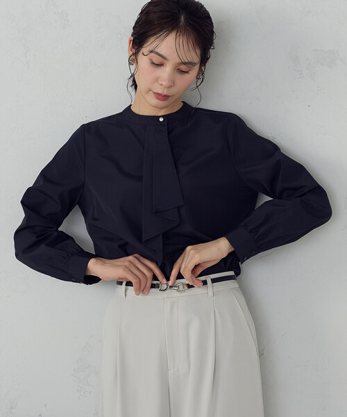 COMME CA ISM(コムサイズム)の「【宮城舞さん着用】ボウタイ風 ブラウス(シャツ/ブラウス・レディース・グレー/ホワイト/ネイビー・LARGE/MEDIUM)」の11枚目の写真