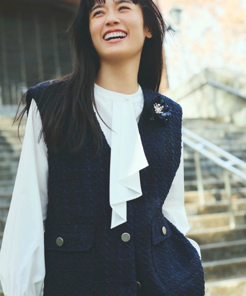 COMME CA ISM(コムサイズム)の「【宮城舞さん着用】ボウタイ風 ブラウス(シャツ/ブラウス・レディース・グレー/ホワイト/ネイビー・LARGE/MEDIUM)」の1枚目の写真