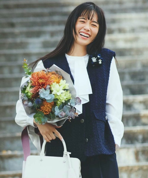 COMME CA ISM(コムサイズム)の「【宮城舞さん着用】ボウタイ風 ブラウス(シャツ/ブラウス・レディース・グレー/ホワイト/ネイビー・LARGE/MEDIUM)」の4枚目の写真