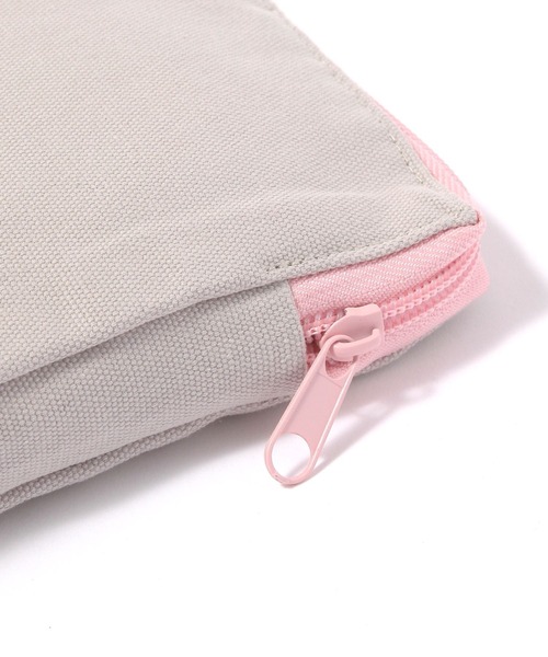 LAKOLE（ラコレ）の「【入園入学にも】[FRUITS AND BLOOM]サガラ刺繍スクエアポーチA / 612312（ステーショナリー・レディース・グレー・FREE）」の7枚目の写真