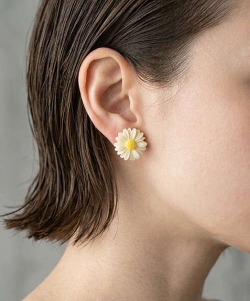 Burner（バーナー）の「【Sonu jewelry（ソヌジュエリー）】　ミニデイジーピアス son-pierce-34-2【RBT】（ピアス（両耳用）・レディース・ホワイト/グリーン/イエロー系その他/イエロー・FREE）」の2枚目の写真
