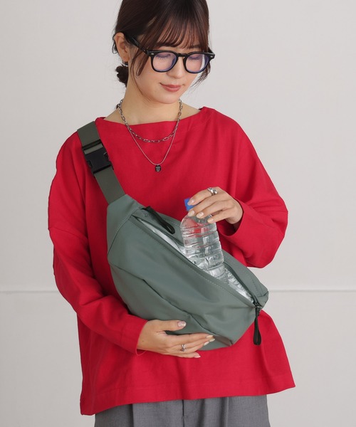 ALTROSE(アルトローズ)の「【500mlペットボトル対応】ボディバッグ 保冷 ティム(ボディバッグ/ウエストポーチ・レディース・ブラック/グレー/アイボリー・FREE)」の3枚目の写真