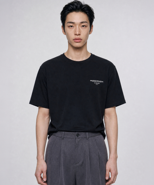 LOOKAST（ルックキャスト）の「[ユニセックス]アベルアーカイブシグネチャーTシャツ_ブラック / AVEL ARCHIVE SIGNATURE T-SHIRT_BLACK（Tシャツ/カットソー・レディース・ブラック・ONE/LARGE/X-LARGE）」の2枚目の写真