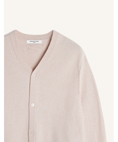 Maison Kitsune(メゾンキツネ)の「TEXTURED MERINO COTTON CARDIGAN(カーディガン/ボレロ・メンズ・ベージュ/ライトベージュ・S/M/L/XL)」の13枚目の写真