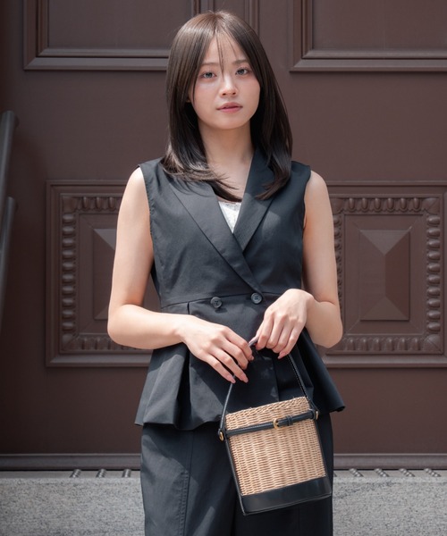 SENEE(セニー)の「tailored trench gilet(テーラードトレンチジレ)(ベスト・レディース・ベージュ/ブラック・FREE)」の22枚目の写真