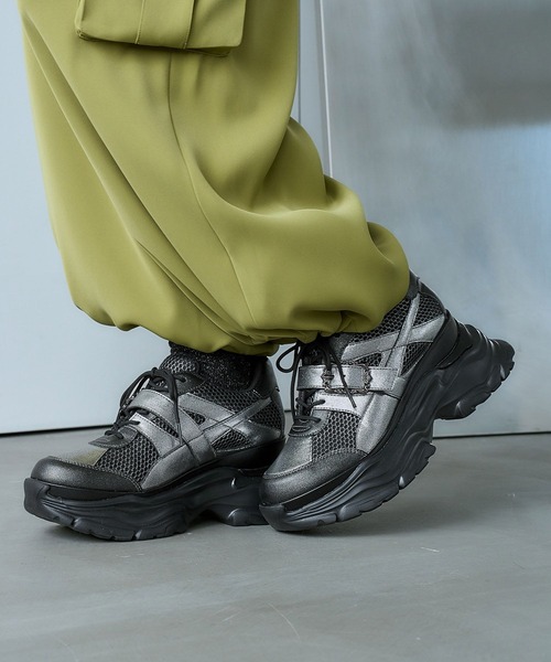 HARE(ハレ)の「ベルトデザインメッシュスニーカー(HARE)(スニーカー・レディース・ブラック/シルバー・LARGE/MEDIUM)」の2枚目の写真