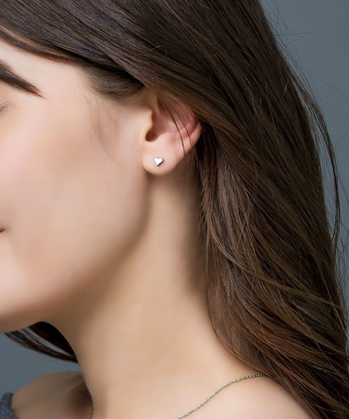 Cream dot.（クリームドット）の「【サージカルステンレス】カラーハートモチーフのステンレス製ネジロック式ピアス（ピアス（両耳用）・レディース・シルバー系その他3/シルバー系その他/シルバー系その他2・ONE SIZE）」の2枚目の写真