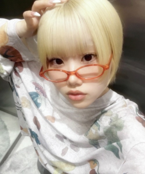 Never mind the XU / Chikashitsu+(ネバーマインド ザ エックスユー / チカシツプラス)の「【Nerd out XU】color oval retro glasses / 【ナードアウトエックスユー】カラーオーバルレトログラス<着用動画あり>(メガネ・メンズ・ブラウン/ブルー/レッド・ONE SIZE)」の1枚目の写真