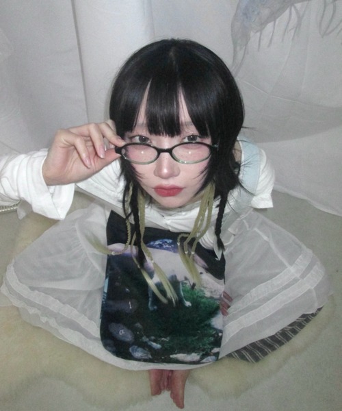 Never mind the XU / Chikashitsu+(ネバーマインド ザ エックスユー / チカシツプラス)の「【Nerd out XU】color oval retro glasses / 【ナードアウトエックスユー】カラーオーバルレトログラス<着用動画あり>(メガネ・メンズ・ブラウン/ブルー/レッド・ONE SIZE)」の5枚目の写真