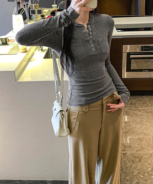 Girly Doll(ガーリードール)の「ヘンリーネックロングスリーブカットソー(Tシャツ/カットソー・レディース・ベージュ/ネイビー/モカ/ピンク/グレー/ブラック・S/M)」の17枚目の写真