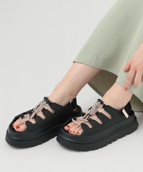 UGG(アグ)の「【UGG(アグ)】GG TOGGLE(WOMENS)(サンダル・レディース・ブラック/ベージュ・MEDIUM/SMALL)」の1枚目の写真
