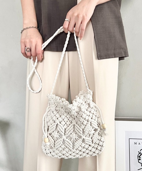 wears(ウェアーズ)の「マクラメ編み巾着ショルダーバッグ(ショルダーバッグ・レディース・ベージュ/アイボリー/ホワイト・FREE)」の1枚目の写真