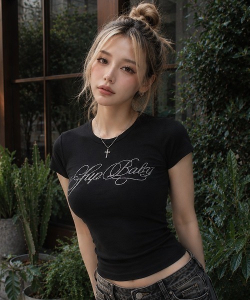 SUPPLIER(サプライヤー)の「A'GEM/9 × .kom 『SUPPLIER/サプライヤー』 Rhinestone Baby Logo Tee/ラインストーンベビーロゴTシャツ(Tシャツ/カットソー・レディース・ホワイト/ブラック/ライトピンク・S)」の3枚目の写真